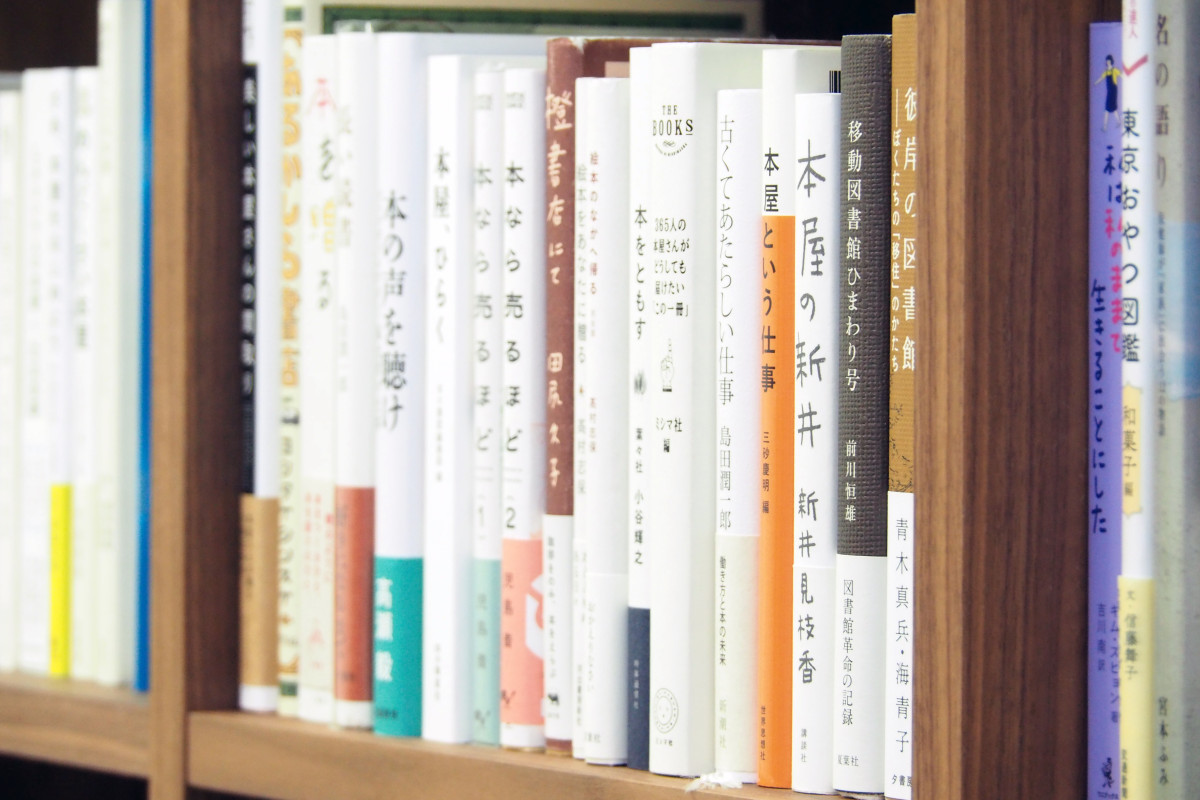 店内には武藤さんの蔵書を並べた本棚も。